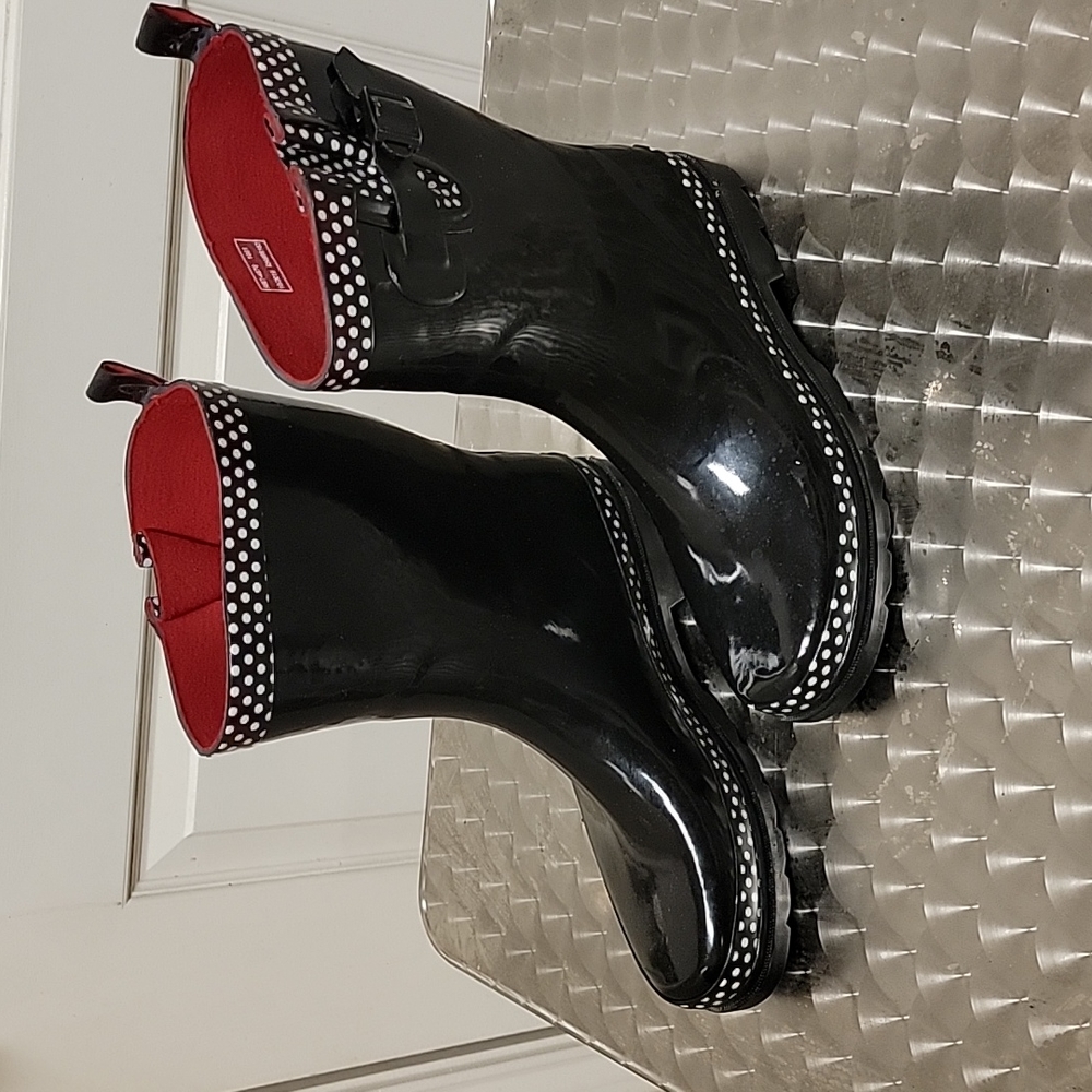 Capelli size 11 black with pokka dot trim rain boots